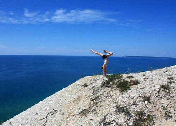 1 - handstand - Melinda Neale