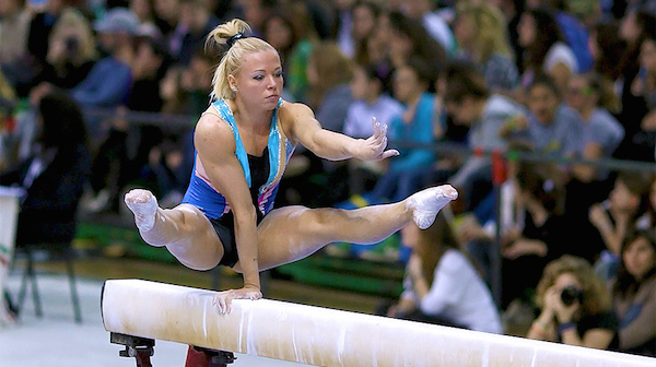 Dorina_Böczögő,_balance_beam,_2013