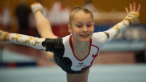 621147553-erste-intern-ationale-auftritt-ist-gelungen-julia-birck-hier-bei-ihrer-uebung-am-boden-gehoerte-in-turnhalle-von-walliselle-9EoysFpNG