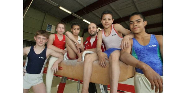 les-gymnastes-du-pole-espoir-de-forbach-en-2007-loris-frasca-est-le-3e-en-partant-de-la-gauche-sur-la-photo-il-y-a-aussi-franck-metzer-thomas-vidrgar-janas-jean-marc-giese-et-maurice-lima-photo-archives-rl-1571246482